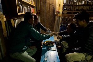 喜马拉雅山脚下的新年夜：蛙声、炉火，与人共暖